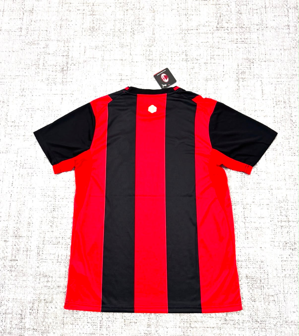 Maillot domicile AC Milan 2025/26 rouge noir vue de dos