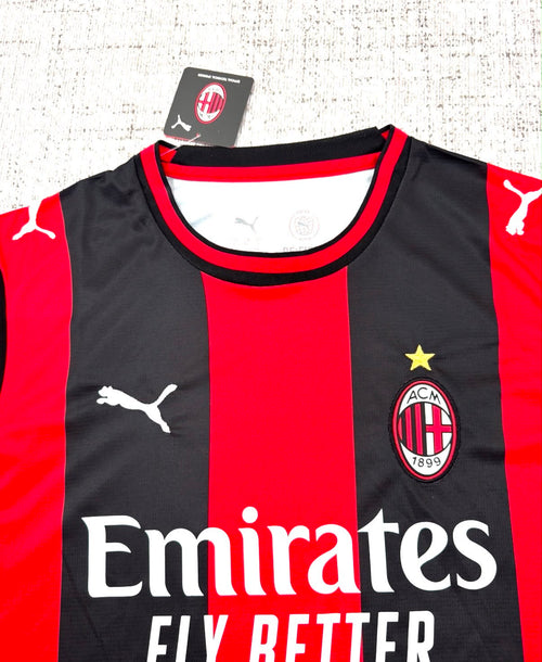 Détail écusson et sponsor du maillot domicile AC Milan 2025/26 rouge noir