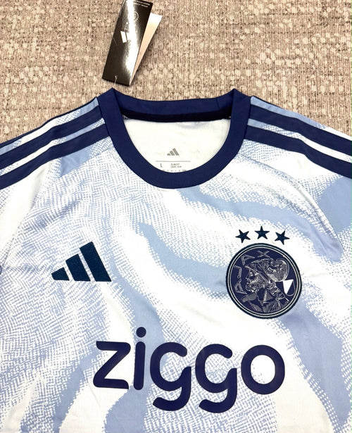 Détail écusson trois étoiles et sponsor Ziggo du maillot Third Ajax 2026/27