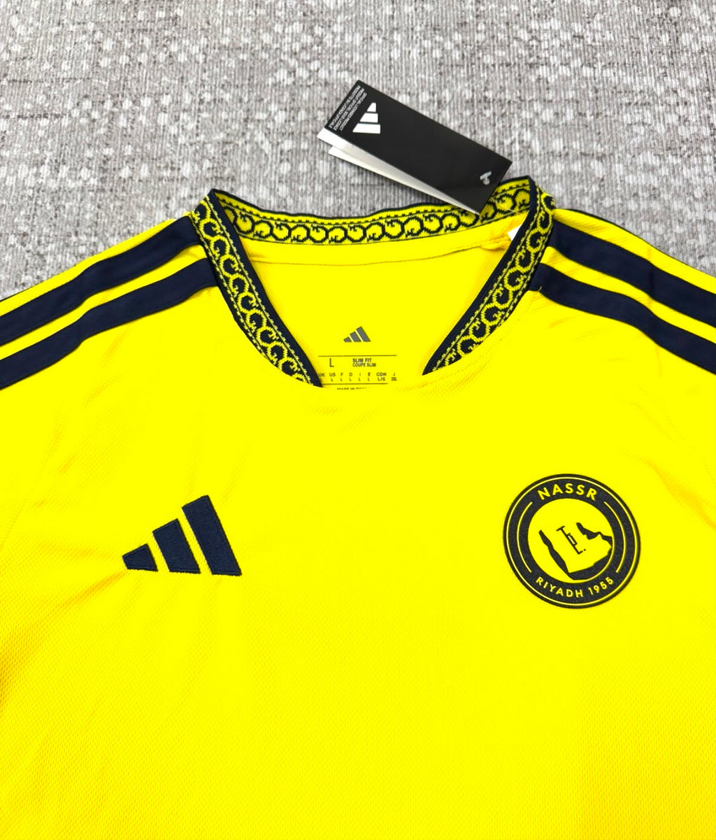 Détail col et écusson du maillot domicile Al Nassr 2025/26