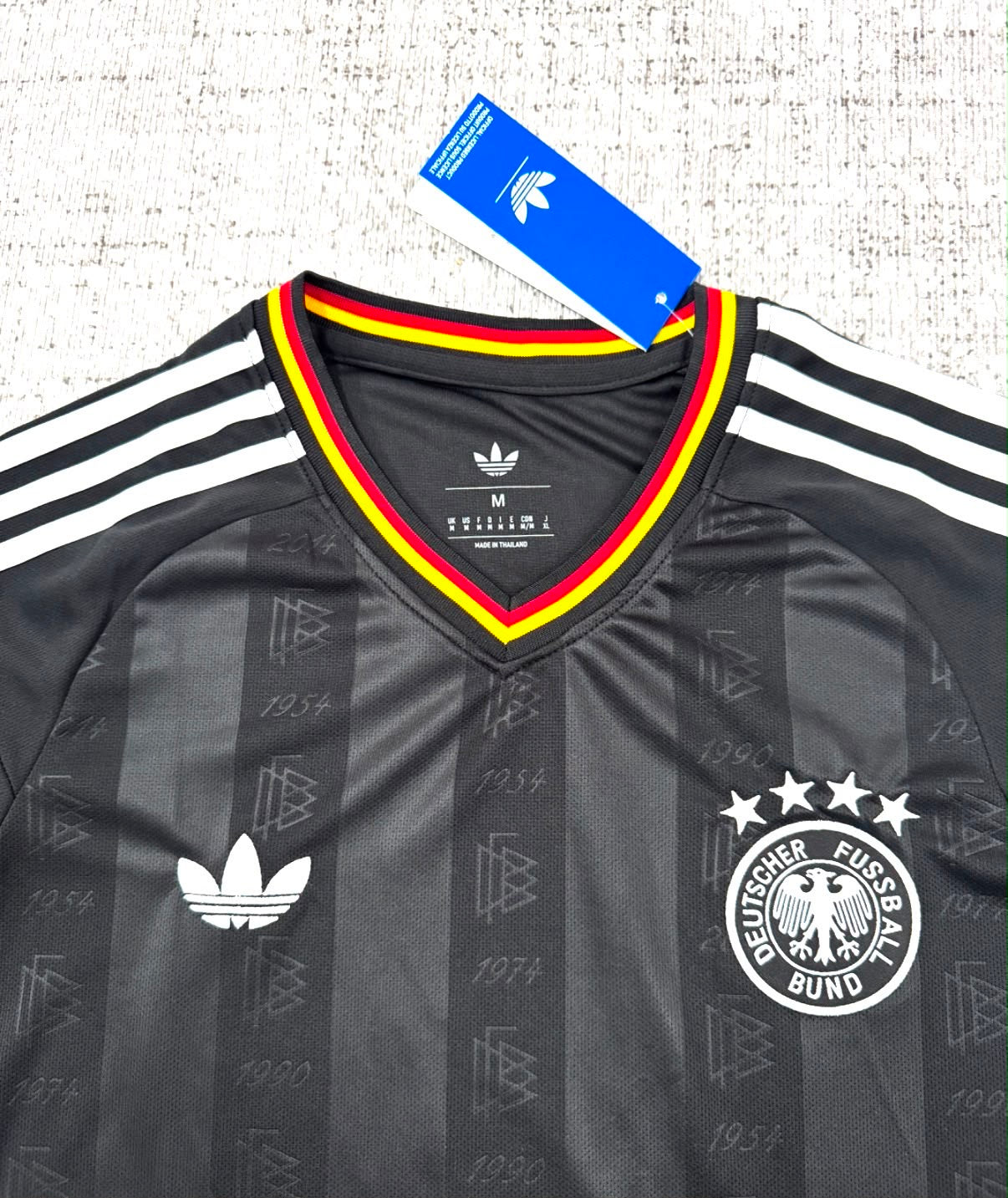 Détail du maillot Allemagne édition spéciale héritage noir adulte