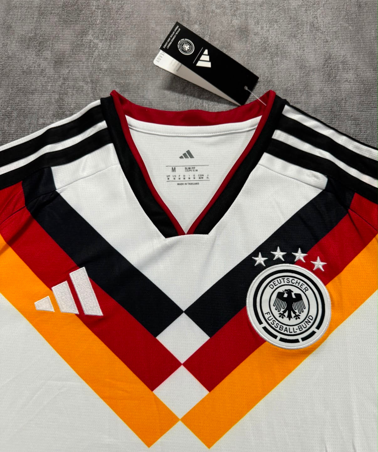 Maillot rétro Allemagne inspiration 1994 - détail col et écusson