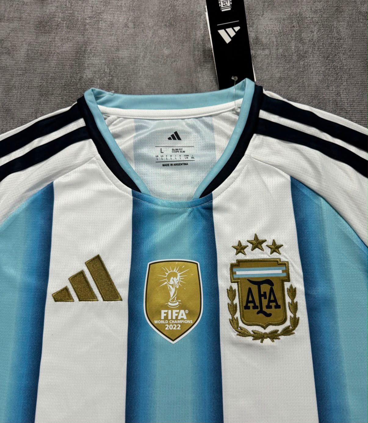 Maillot Argentine domicile 2026 - détail écusson, badge champions du monde et col