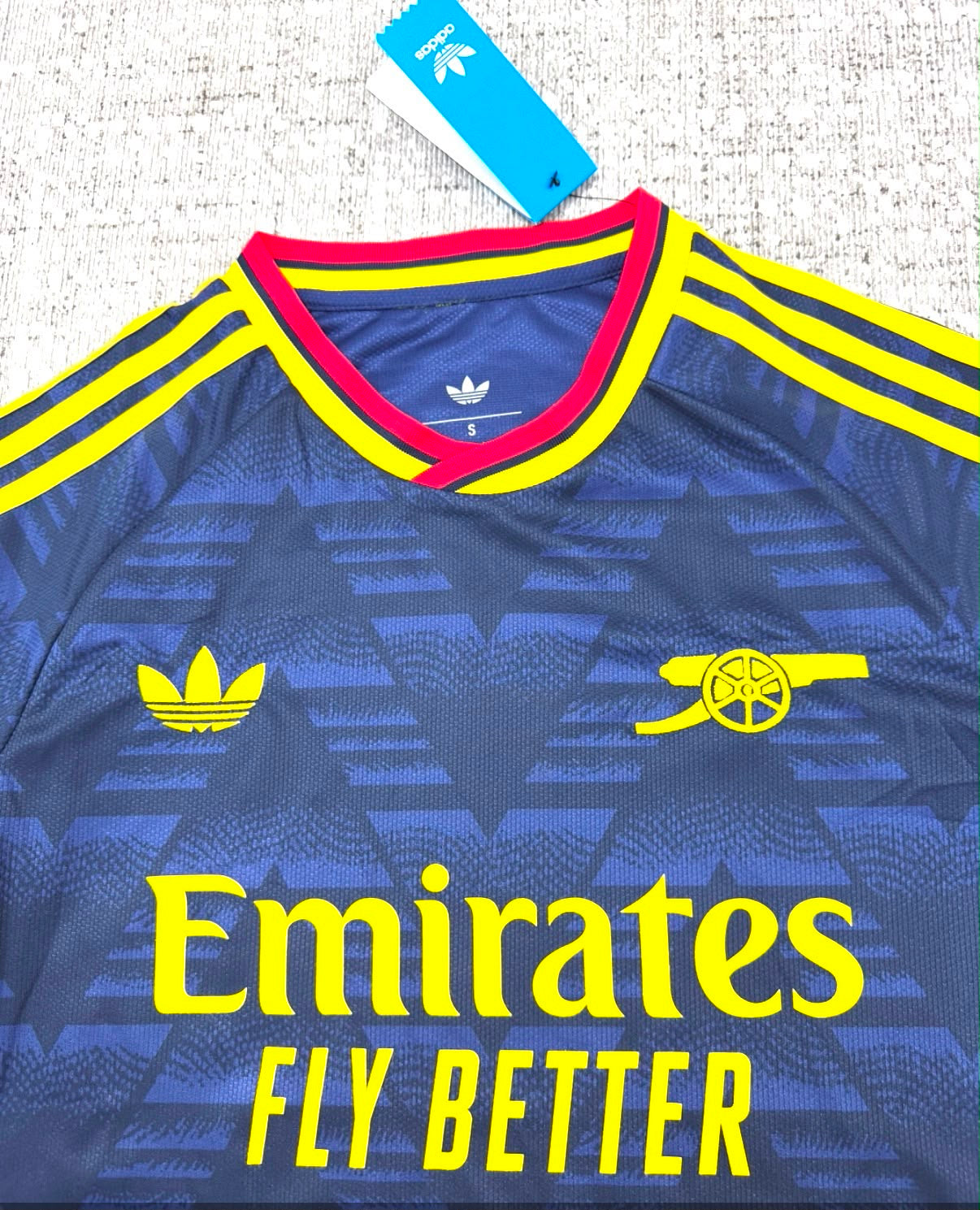 Maillot extérieur Arsenal 2026/27 bleu marine jaune et rouge - détail