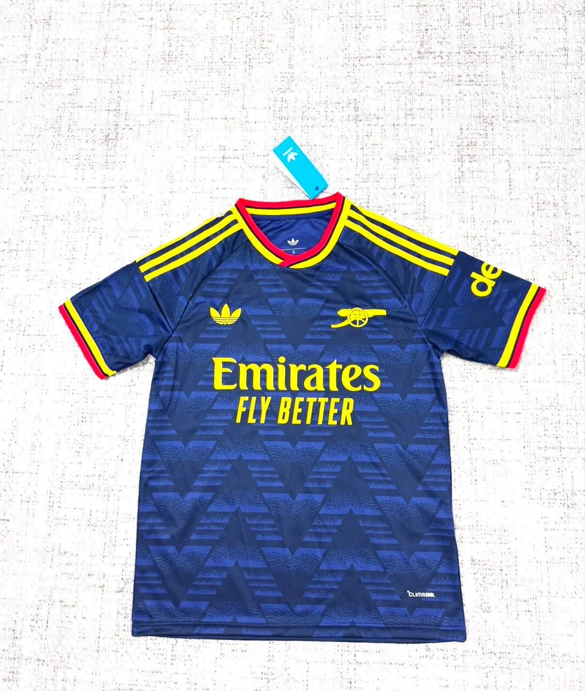 Maillot extérieur Arsenal 2026/27 bleu marine jaune et rouge - face