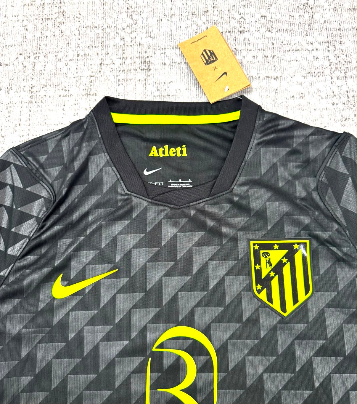 Maillot extérieur Atlético Madrid 2026/27 noir et jaune fluo - détail
