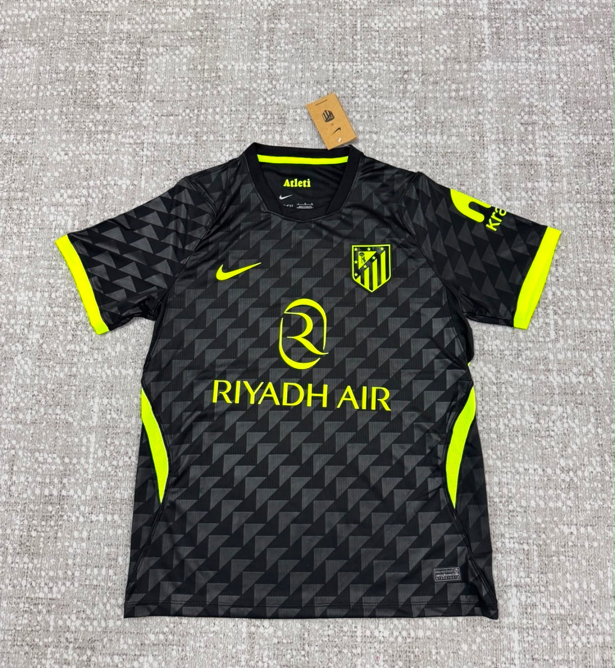 Maillot extérieur Atlético Madrid 2026/27 noir et jaune fluo - face