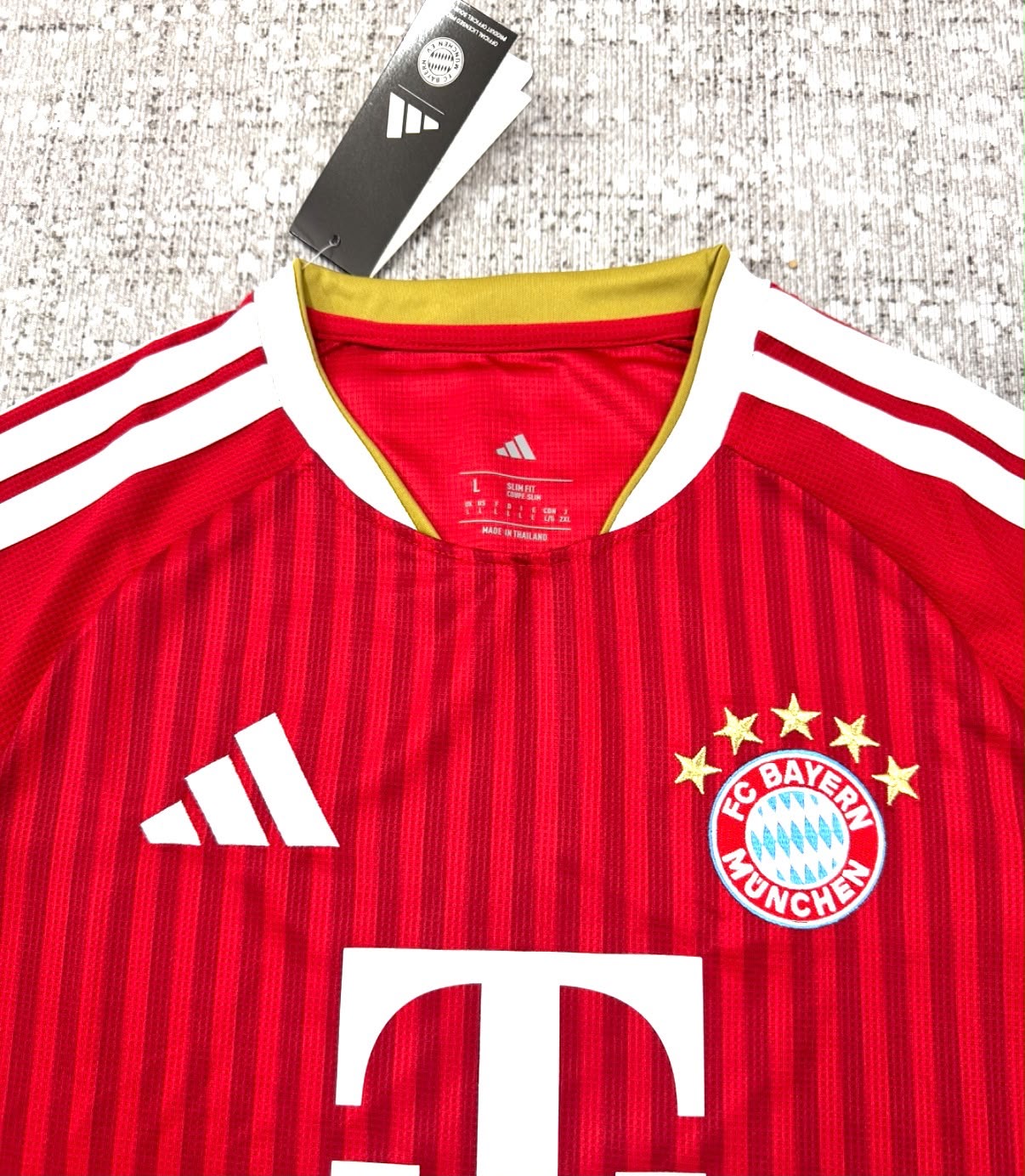 Détail du maillot Bayern Munich domicile 2026/27 adulte