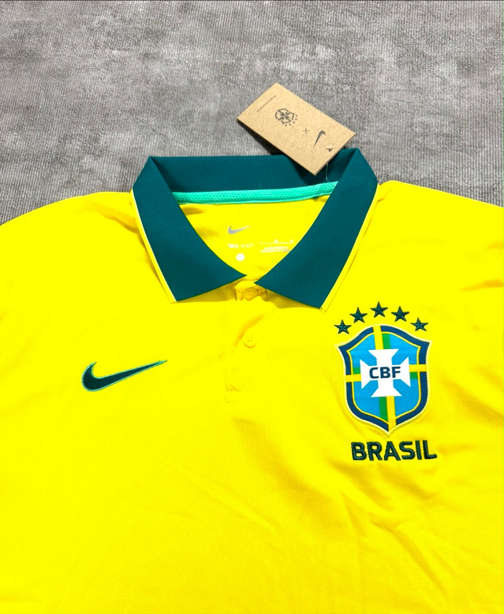 Maillot rétro Brésil jaune et vert, détail face