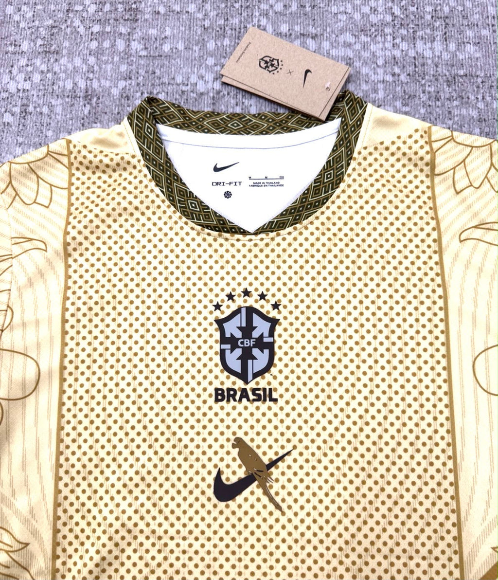 Détail maillot Brésil édition spéciale doré floral