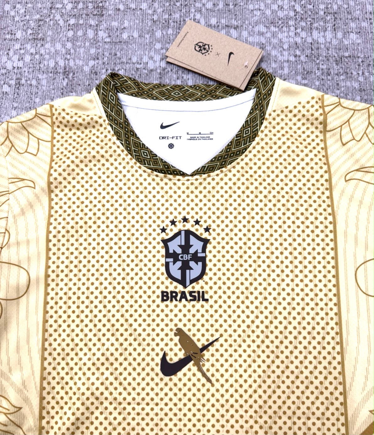 Détail maillot Brésil édition spéciale doré floral