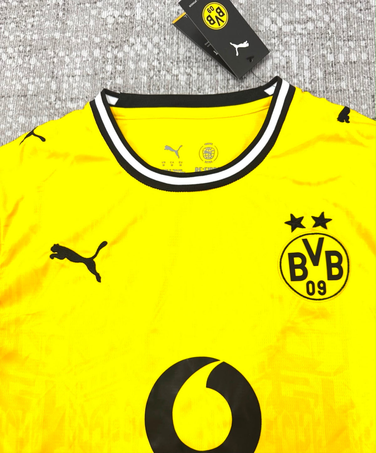 Détail col et écusson du maillot domicile Borussia Dortmund 2026/27