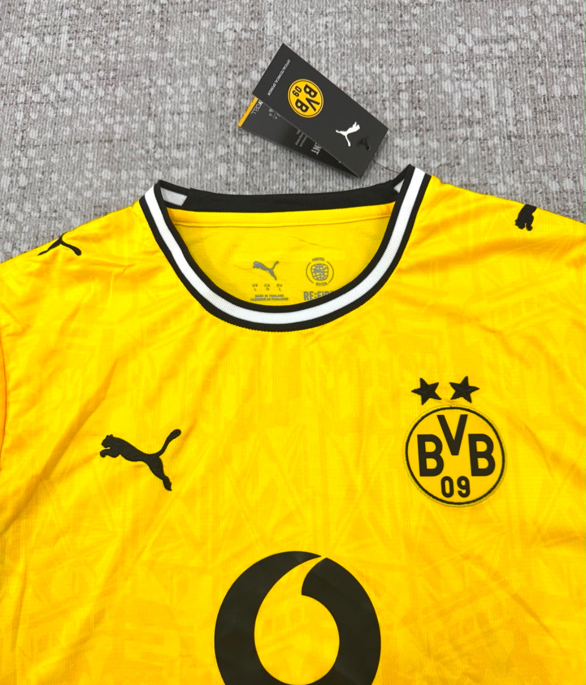 Détail du maillot domicile Borussia Dortmund 2026/27 avec sponsor Vodafone