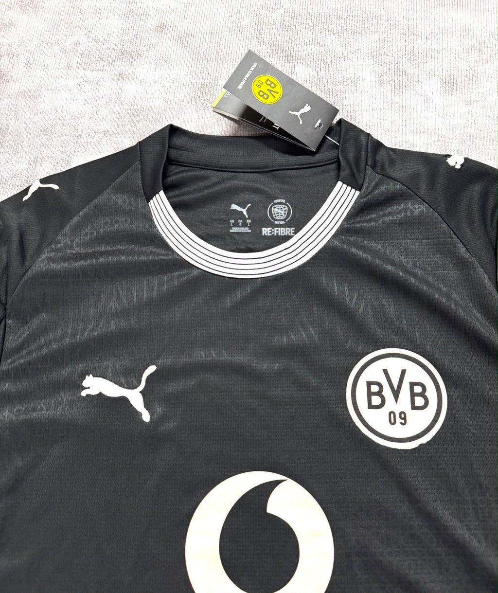 Maillot spécial Borussia Dortmund 2025/26 - détail col, écusson et sponsor
