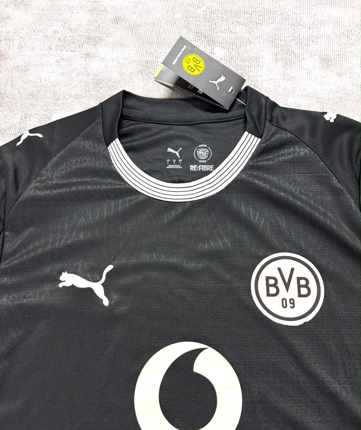 Maillot spécial Borussia Dortmund 2025/26 - détail col, écusson et sponsor