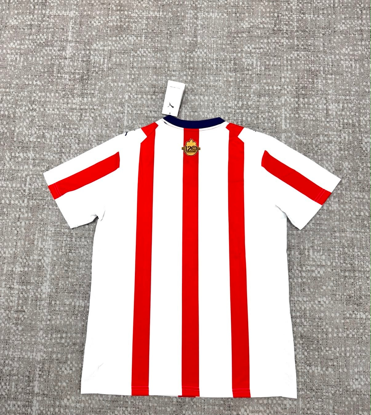 Chivas Guadalajara maillot rouge et blanc vue arrière