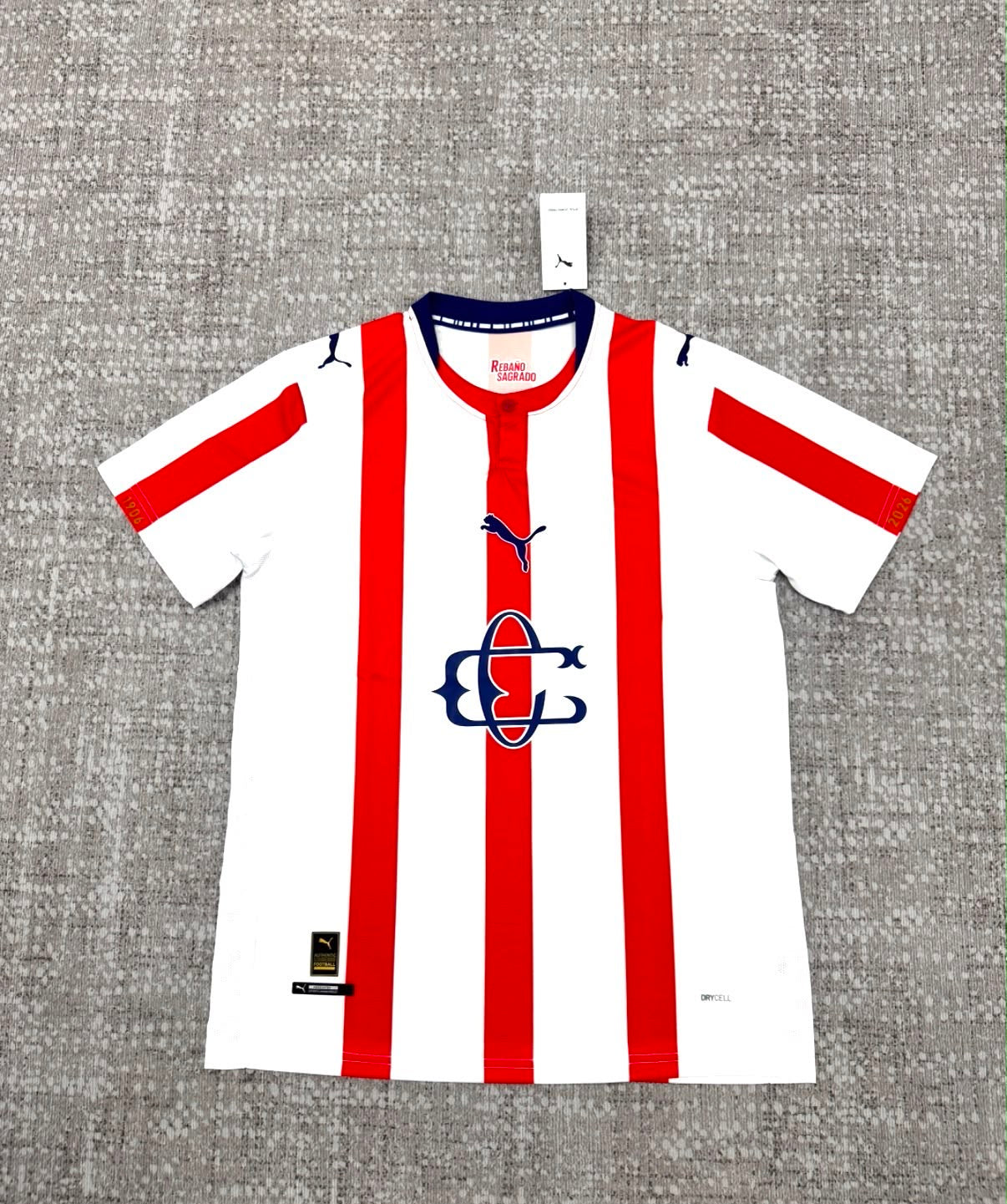 Chivas Guadalajara maillot rouge et blanc vue de face