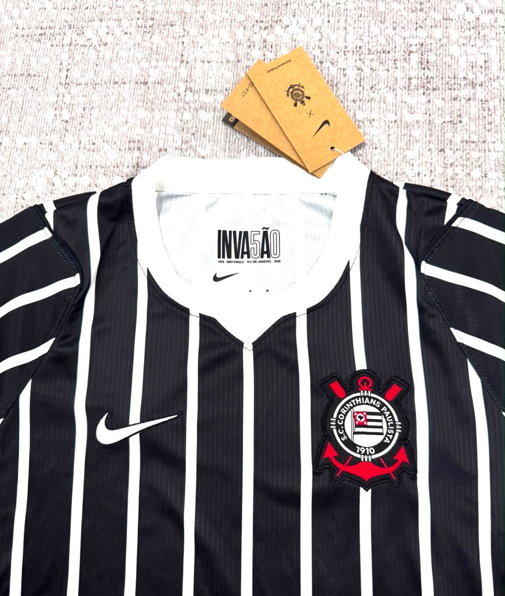 Détail col et écusson du maillot Corinthians Invasão noir et blanc