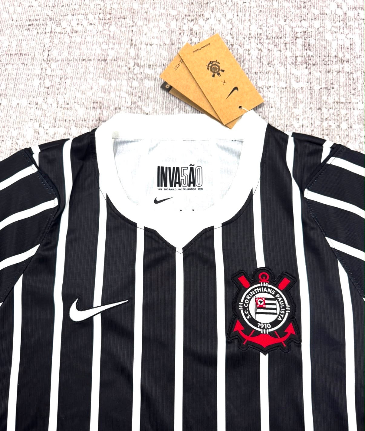 Détail col et écusson du maillot Corinthians Invasão noir et blanc
