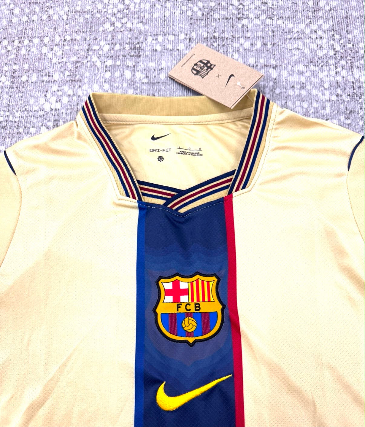 FC Barcelona maillot rétro crème détail poitrine