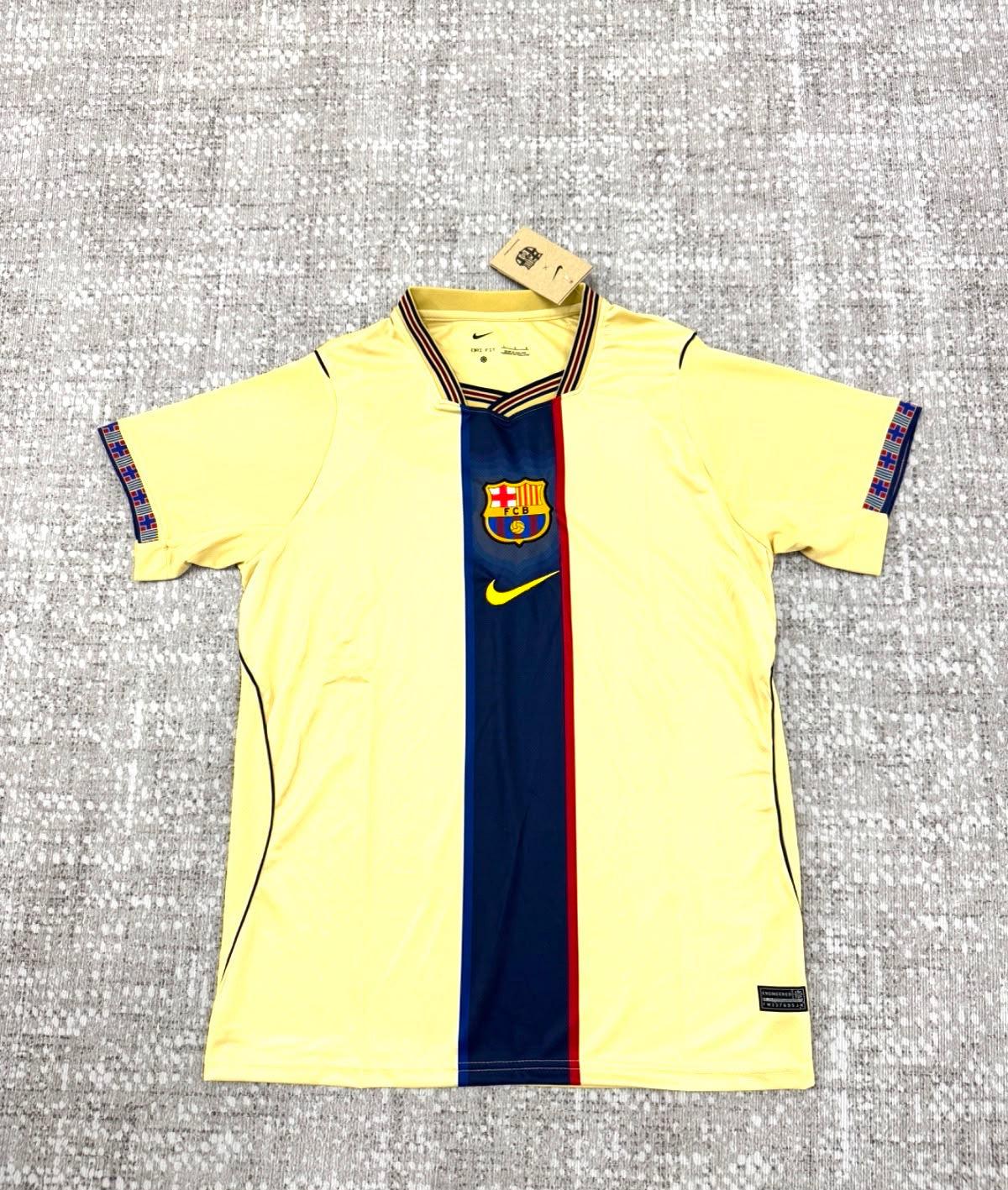 FC Barcelona maillot rétro crème bleu et rouge vue de face
