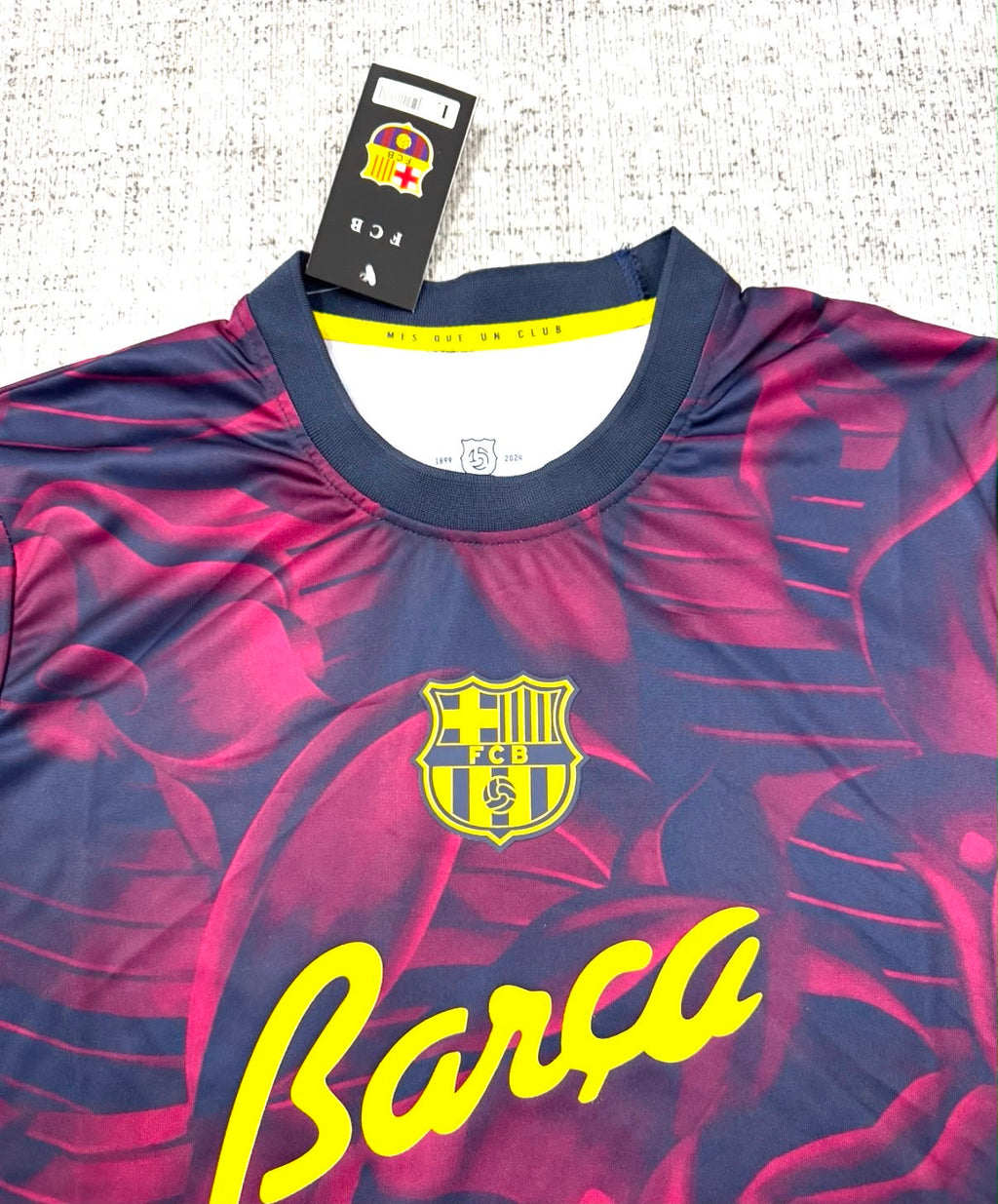 Détail écusson et motif floral du maillot FC Barcelona bordeaux