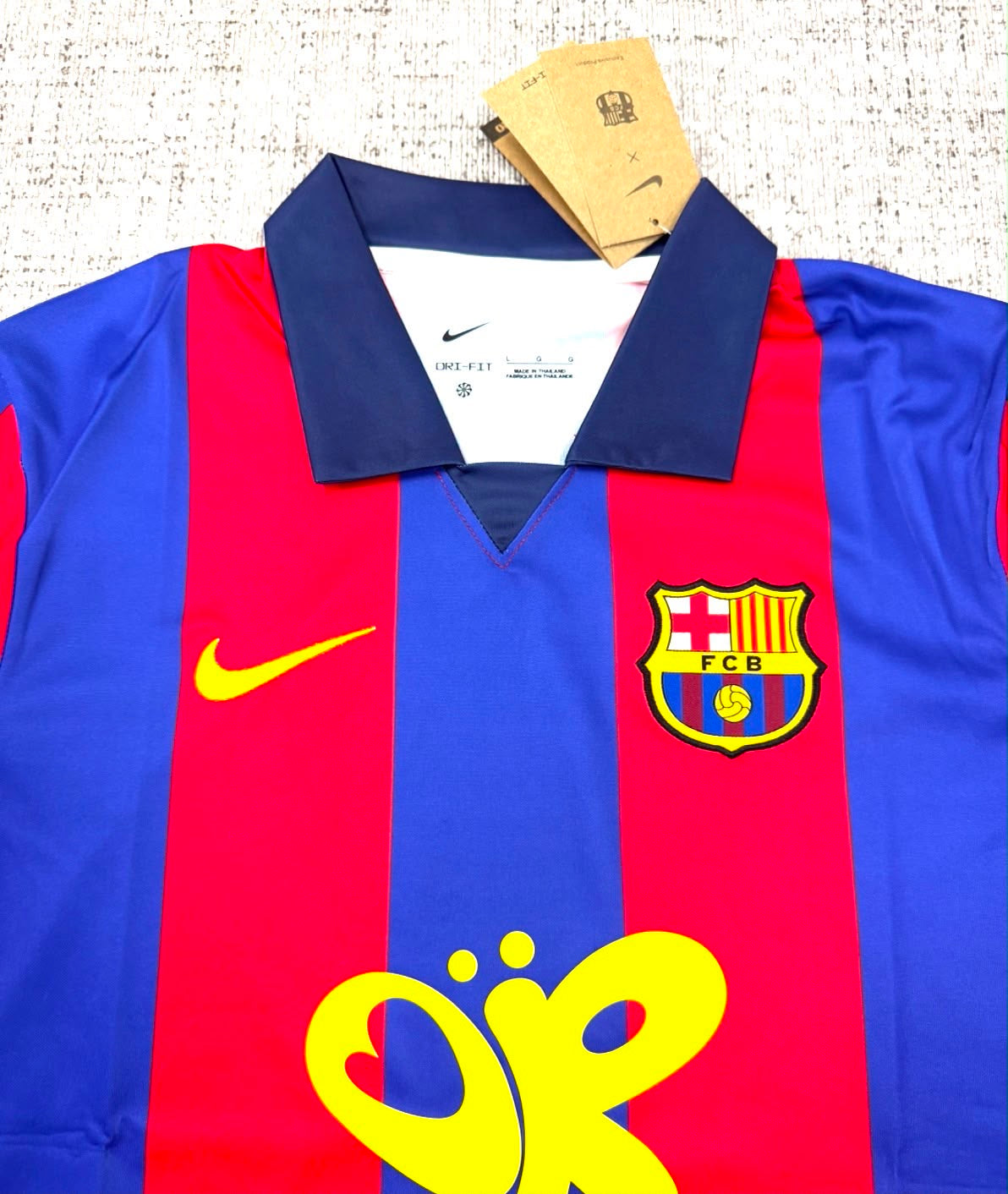 Détail col écusson et logo du maillot FC Barcelona rétro blaugrana