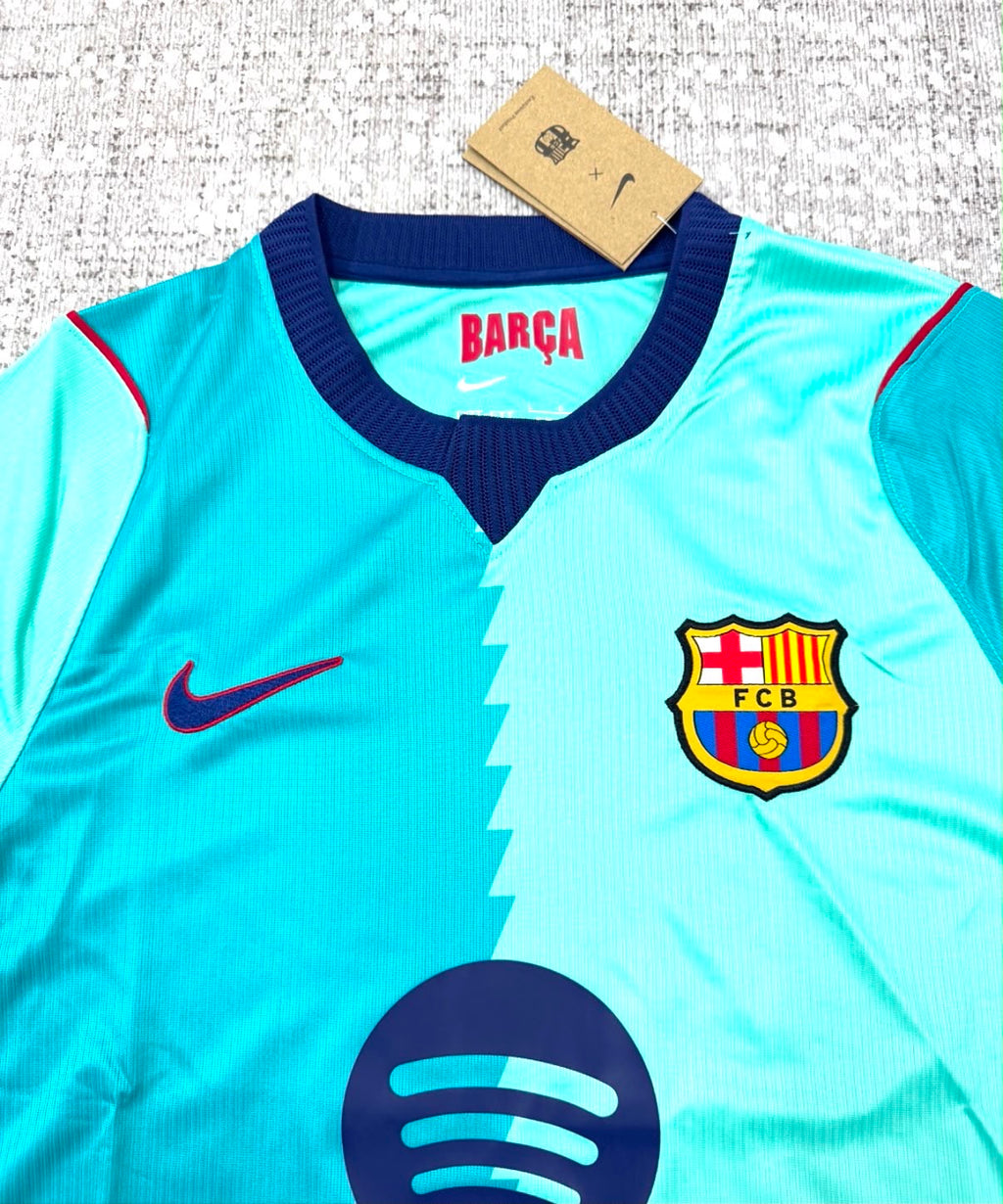 Détail col écusson et sponsor du maillot Third FC Barcelona 2026/27 turquoise