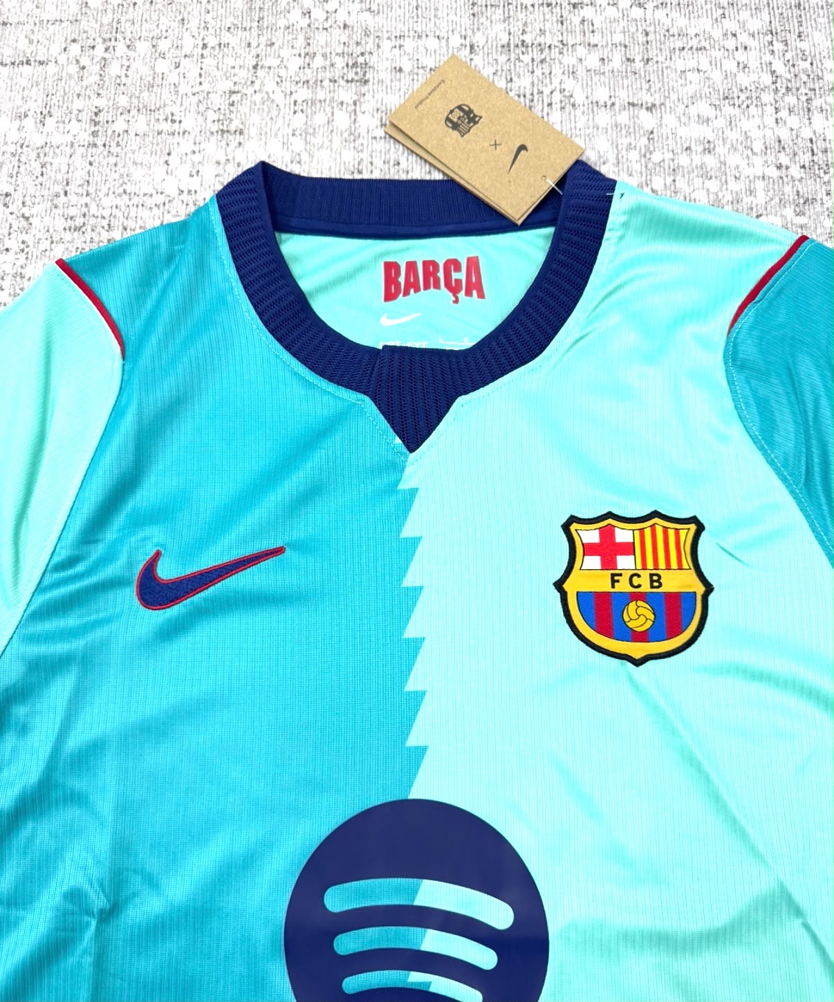 Détail col écusson et sponsor du maillot Third FC Barcelona 2026/27 turquoise
