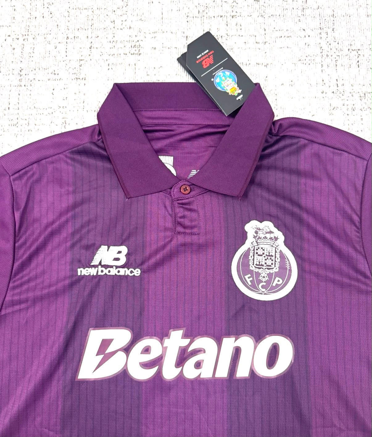 Détail col écusson et sponsor Betano du maillot extérieur FC Porto 2026/27 violet