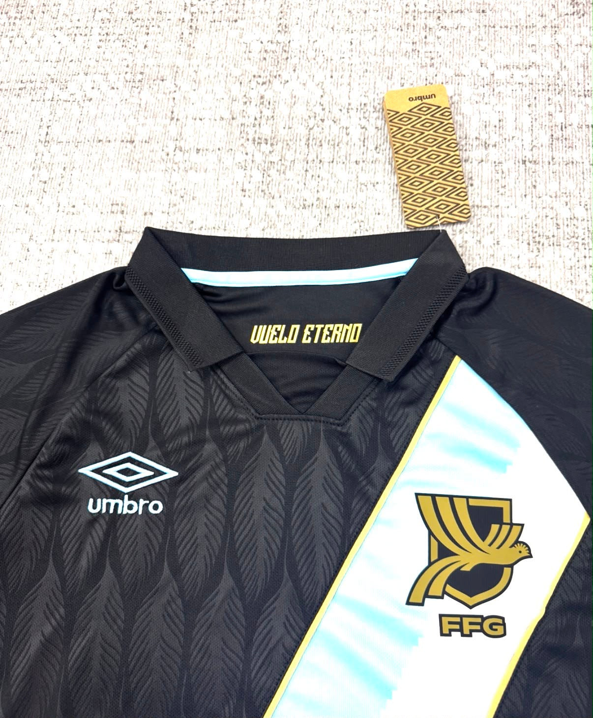 Guatemala maillot extérieur noir détail écusson et col