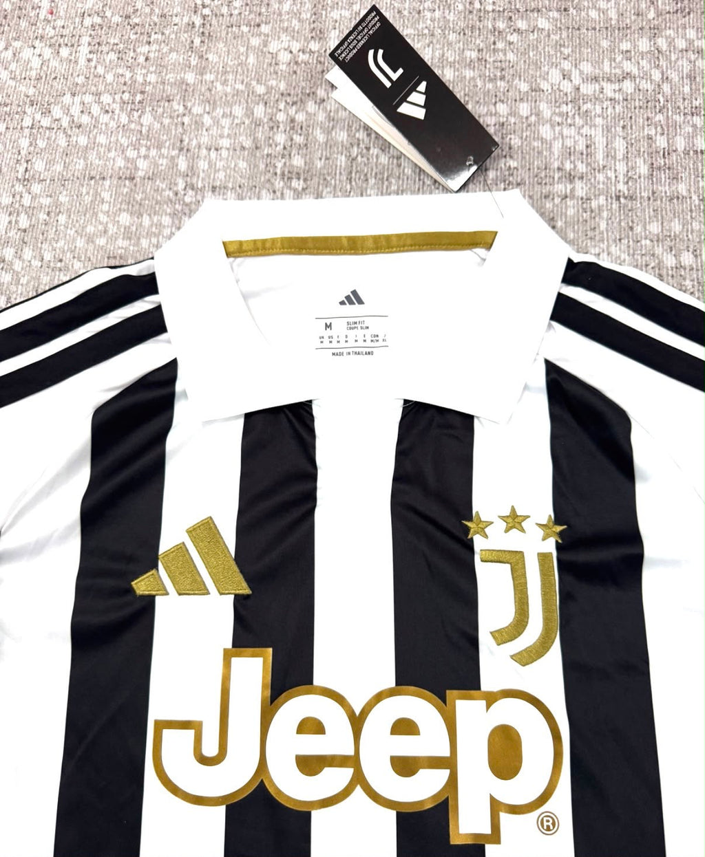 Détail col écusson et sponsor Jeep du maillot domicile Juventus 2026/27 manches longues