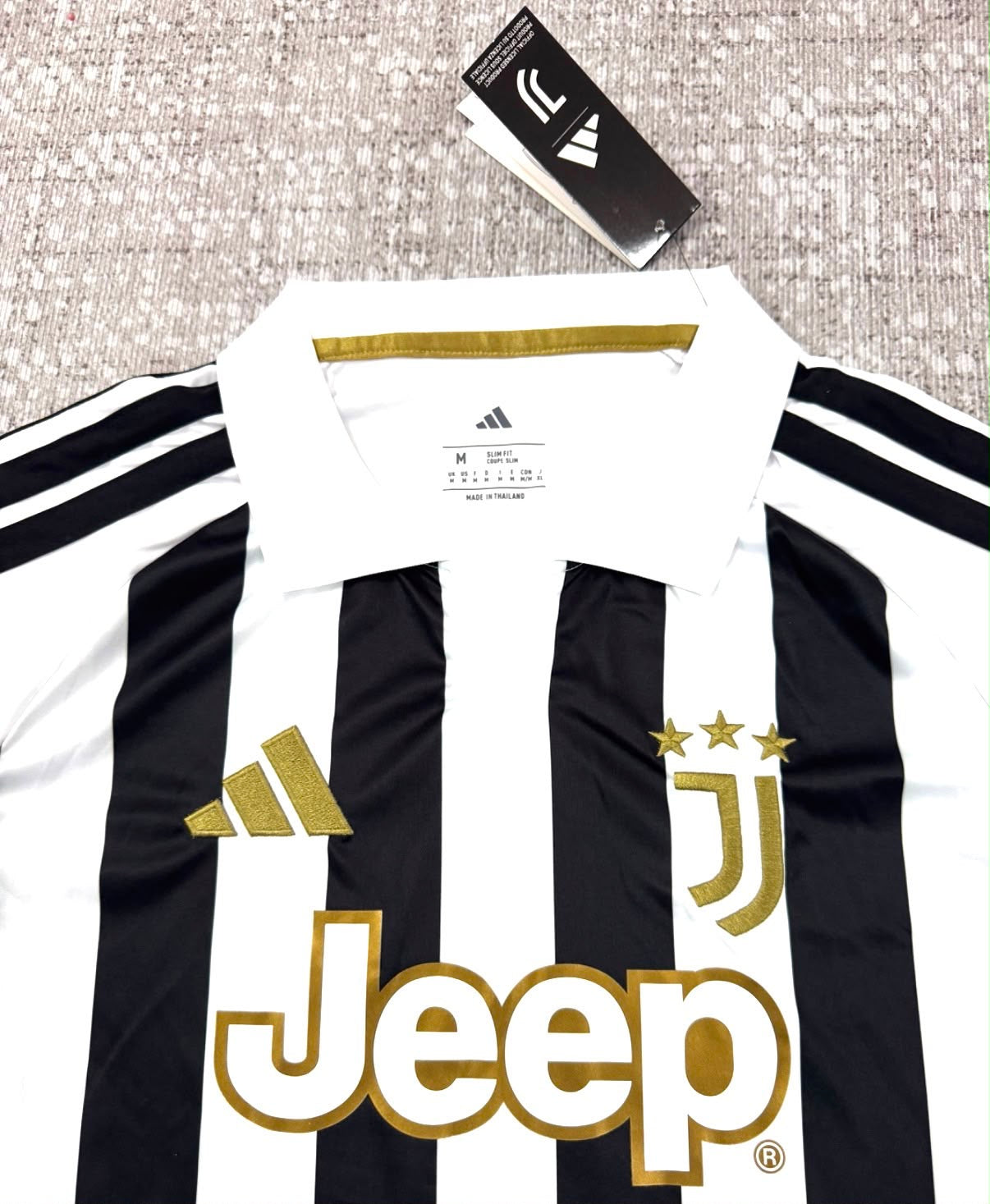 Détail col, écusson et sponsor Jeep du maillot domicile Juventus 2026/27 manches courtes