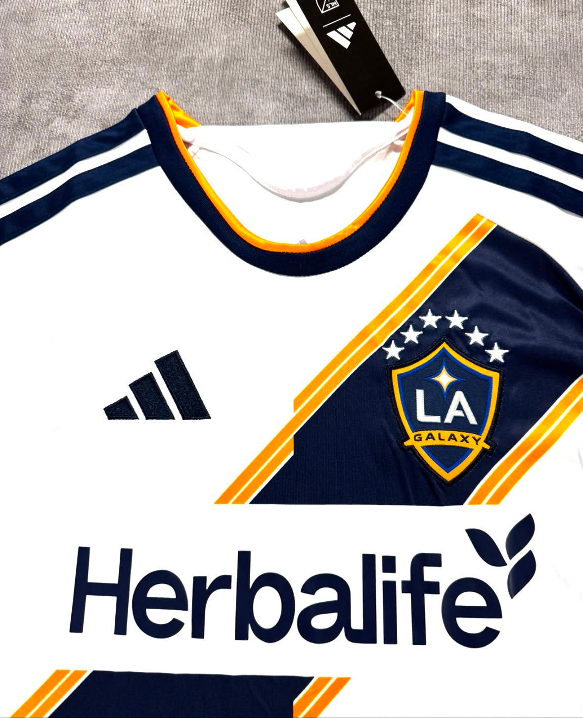 LA Galaxy maillot blanc bleu marine et or détail poitrine