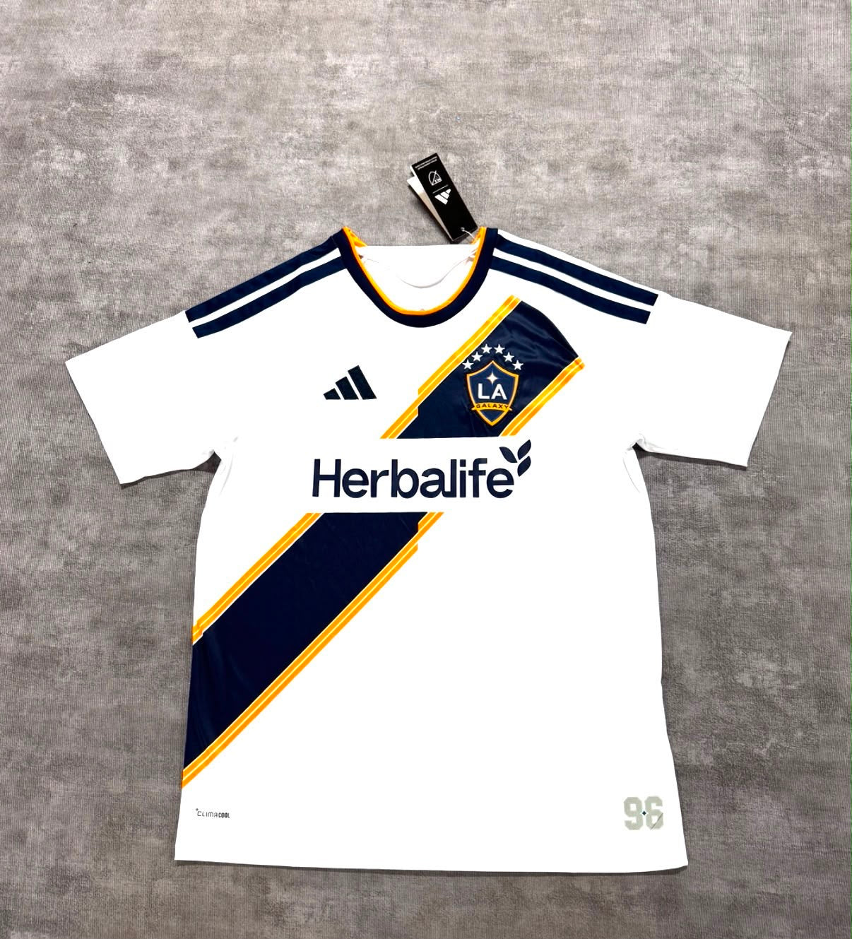 LA Galaxy maillot blanc bleu marine et or vue avant