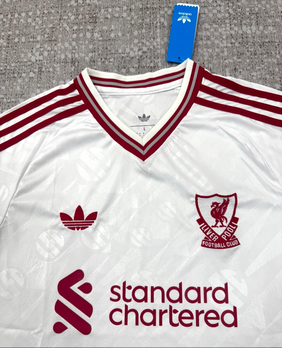Détail maillot extérieur Liverpool blanc et bordeaux 2026/27