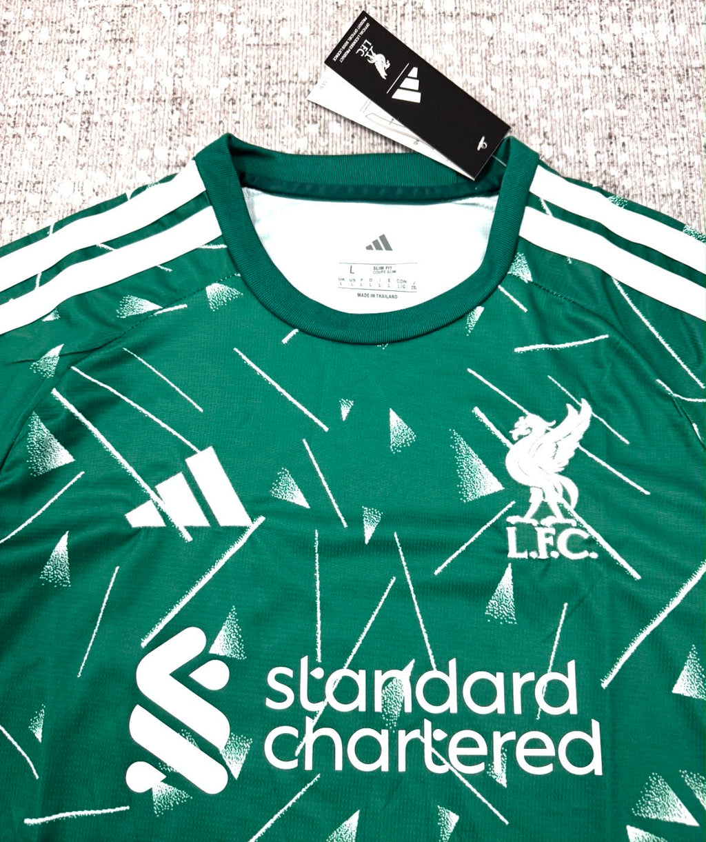 Détail écusson et sponsor du maillot gardien Liverpool 2026/27 vert