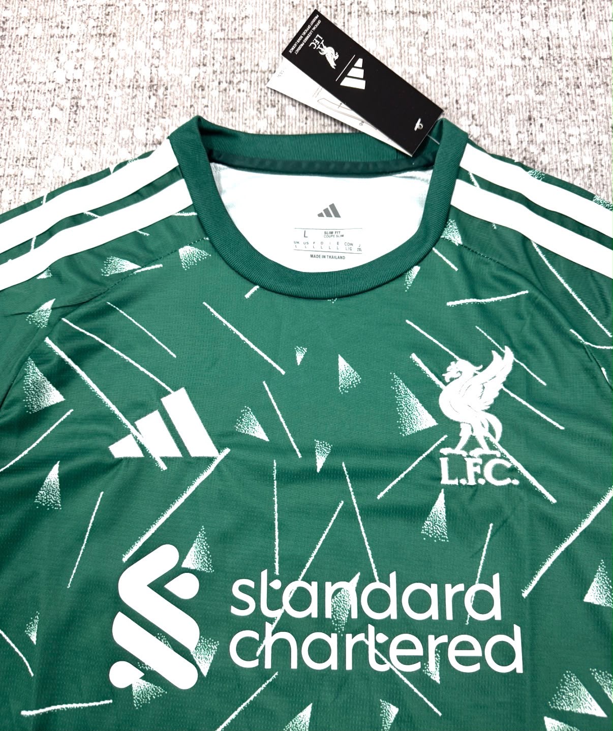Détail écusson et sponsor du maillot gardien Liverpool 2026/27 vert