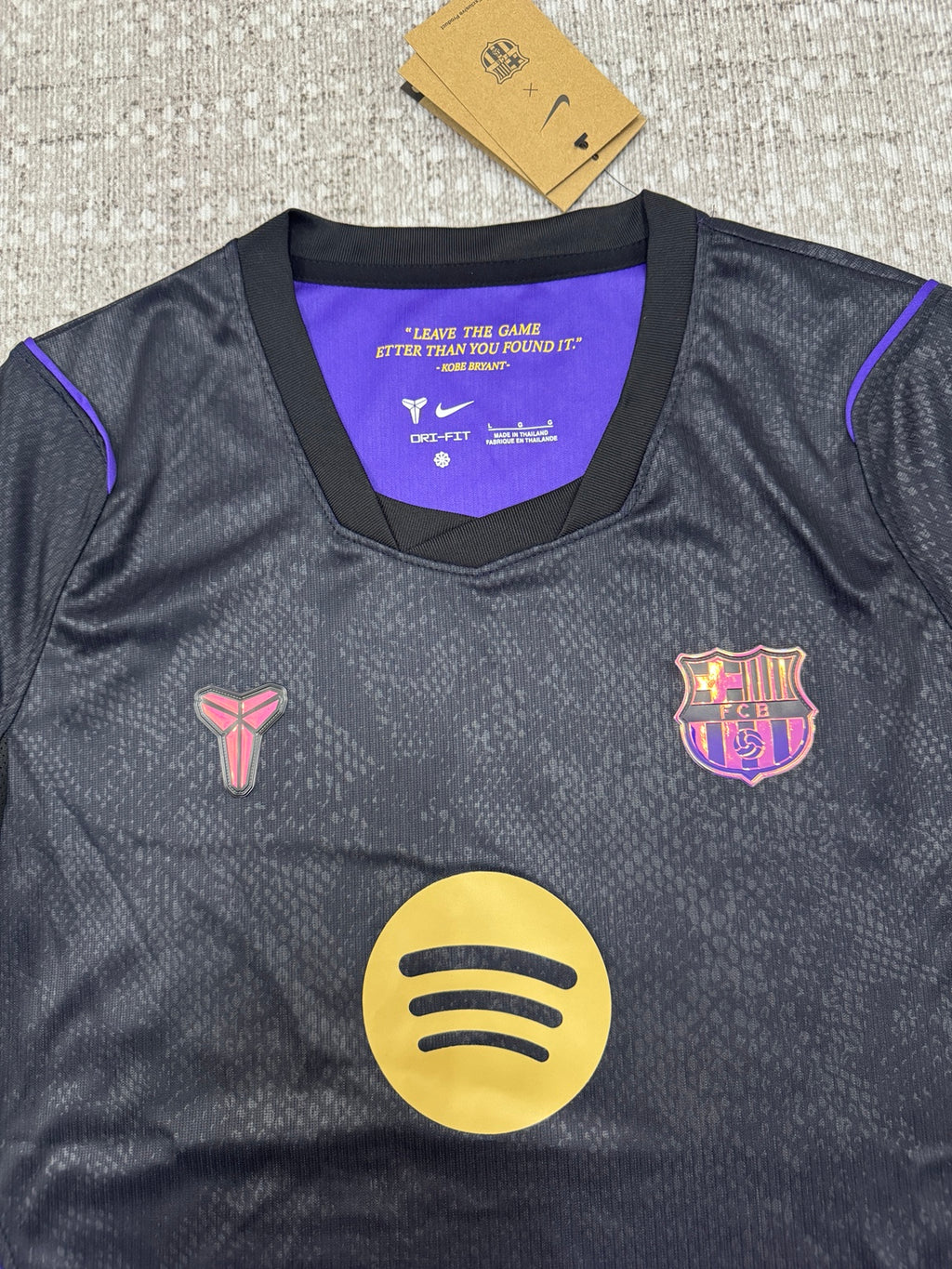 Détail col et écusson maillot FC Barcelone noir et violet