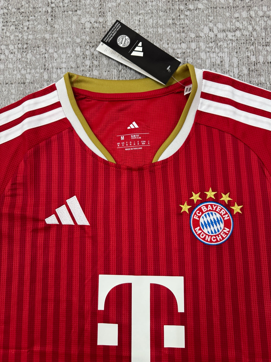 Détail col et écusson maillot Bayern Munich rouge