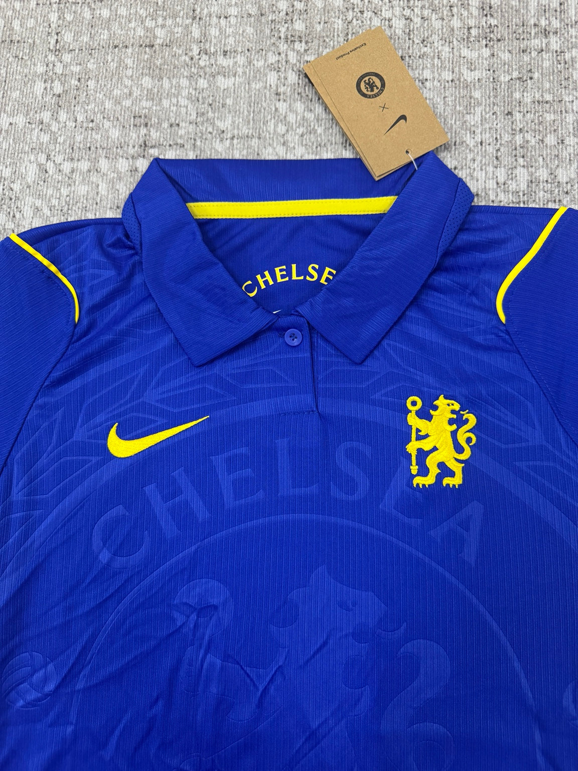 Maillot Chelsea bleu et jaune - détail de face