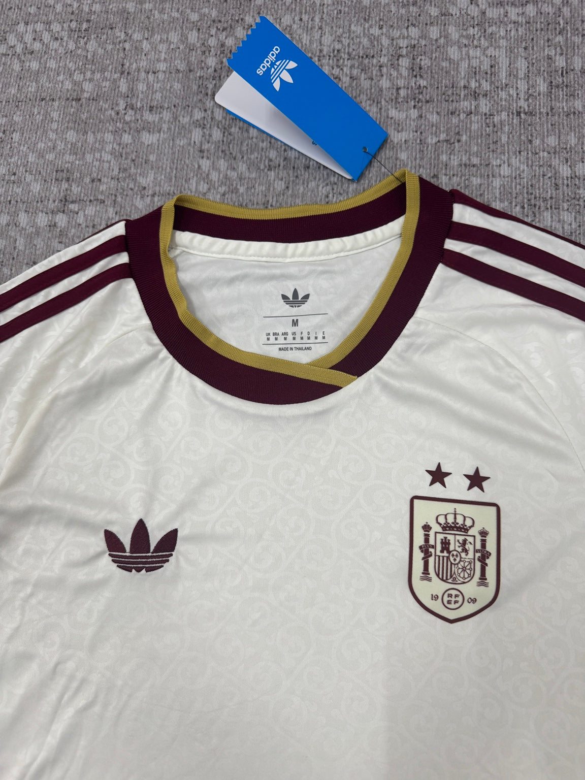 Détail col et écusson maillot Espagne blanc et bordeaux
