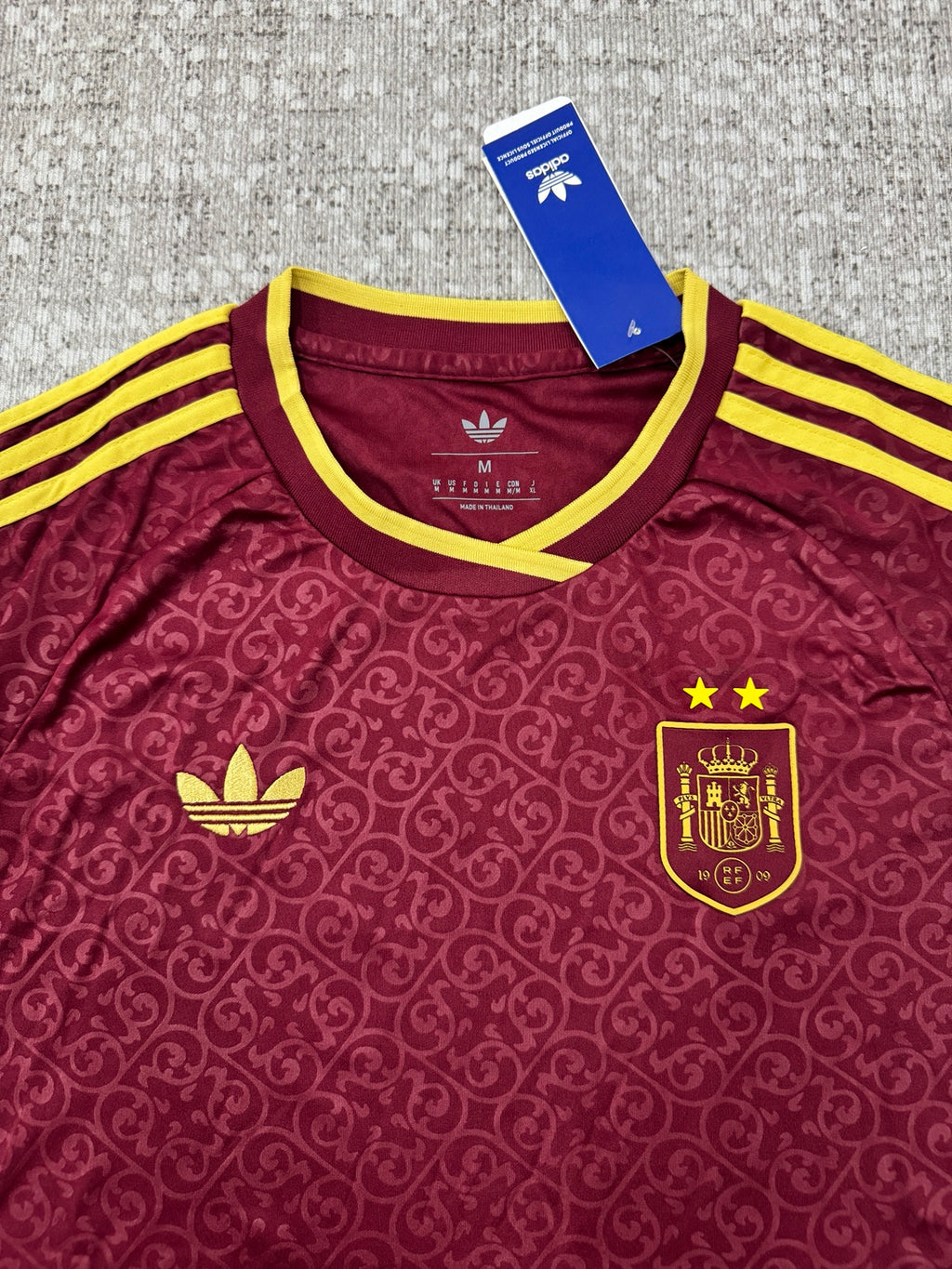 Détail col et écusson maillot Espagne bordeaux et jaune