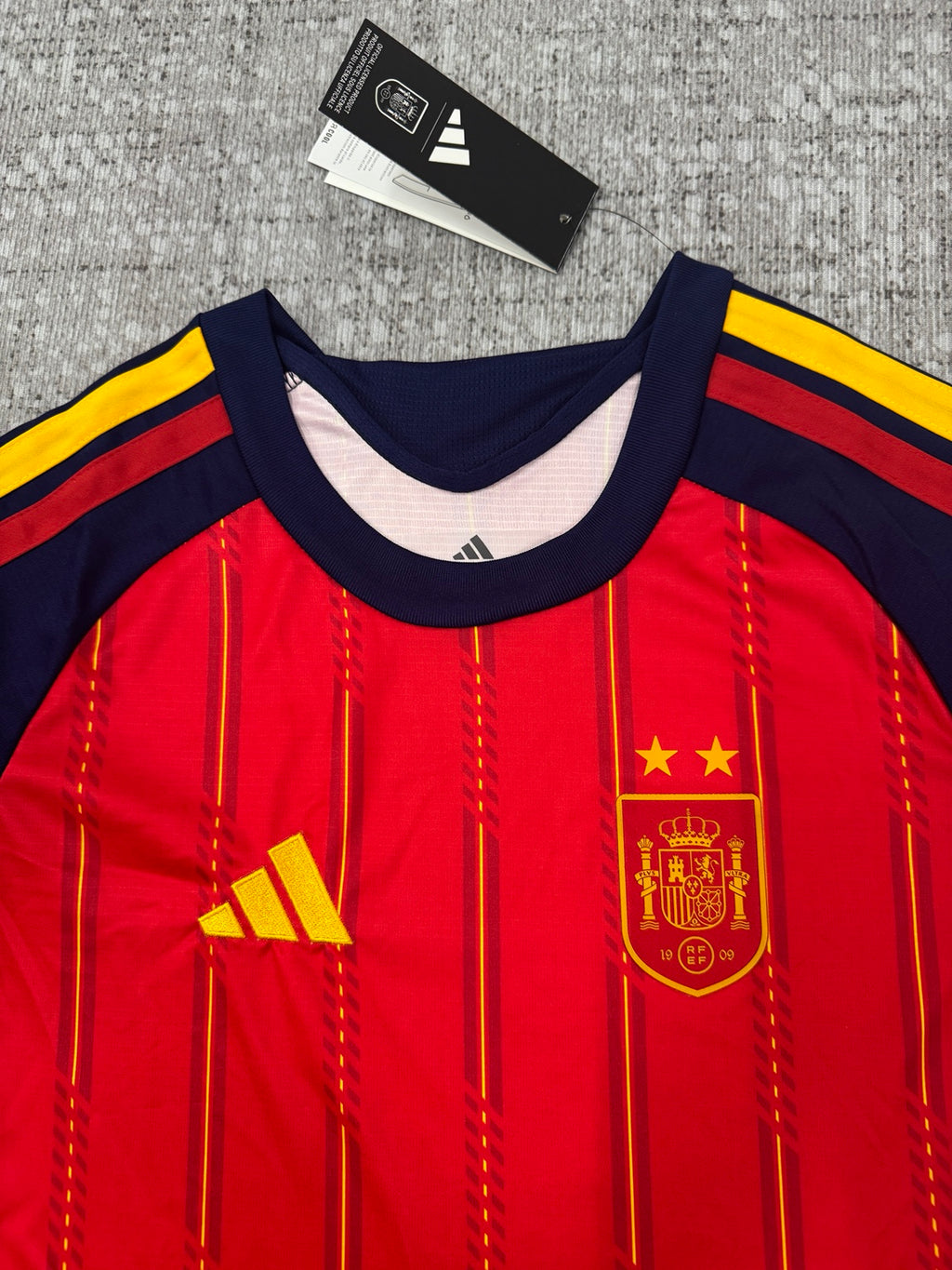 Détail col et écusson maillot Espagne rouge