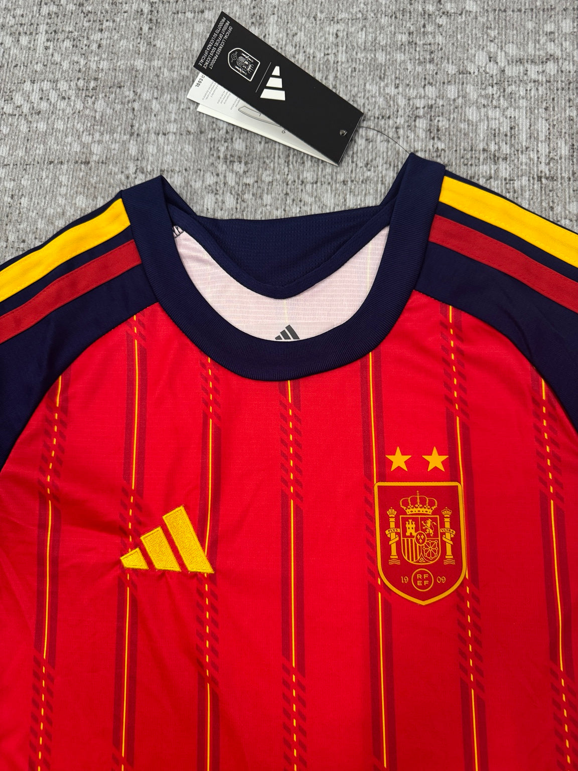 Détail col et écusson maillot Espagne rouge