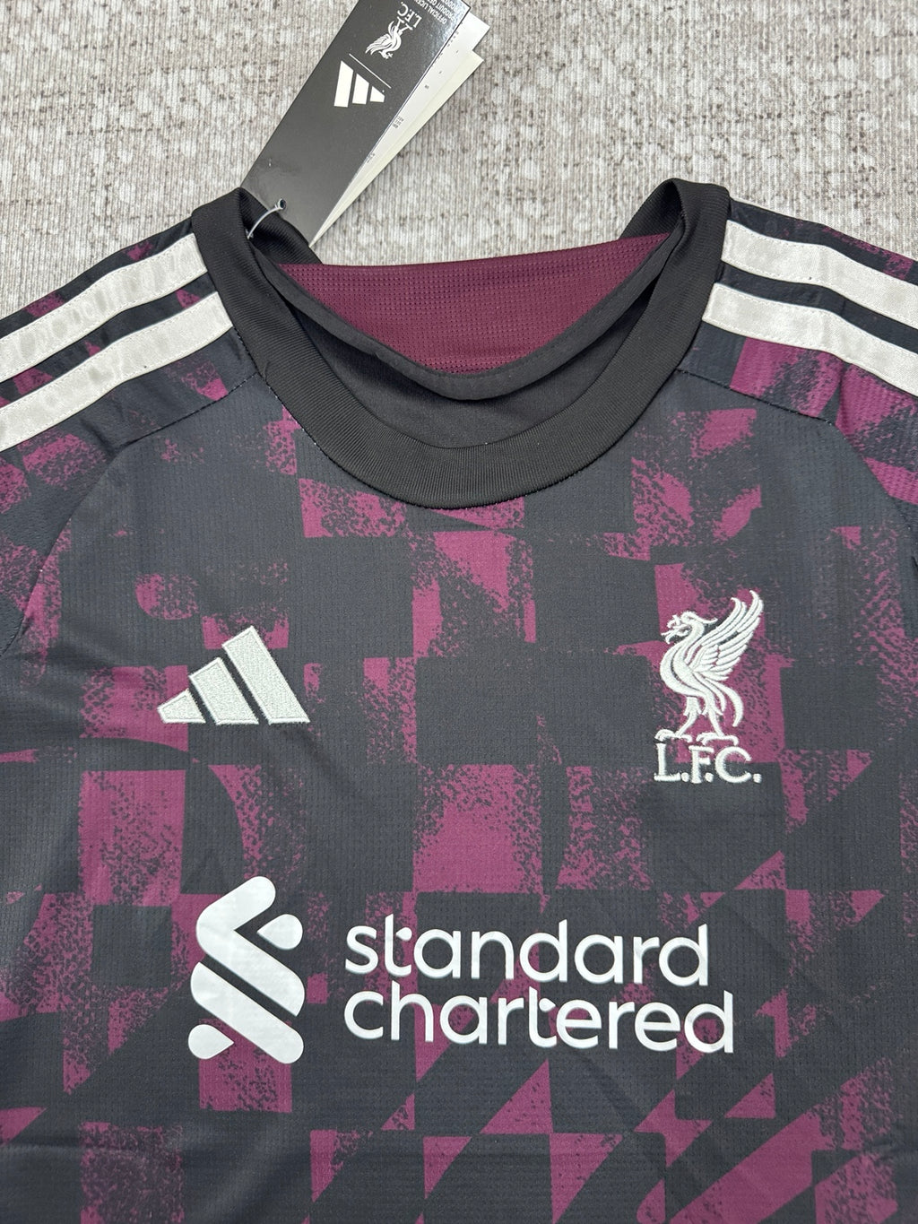Détail col et écusson maillot Liverpool noir et bordeaux