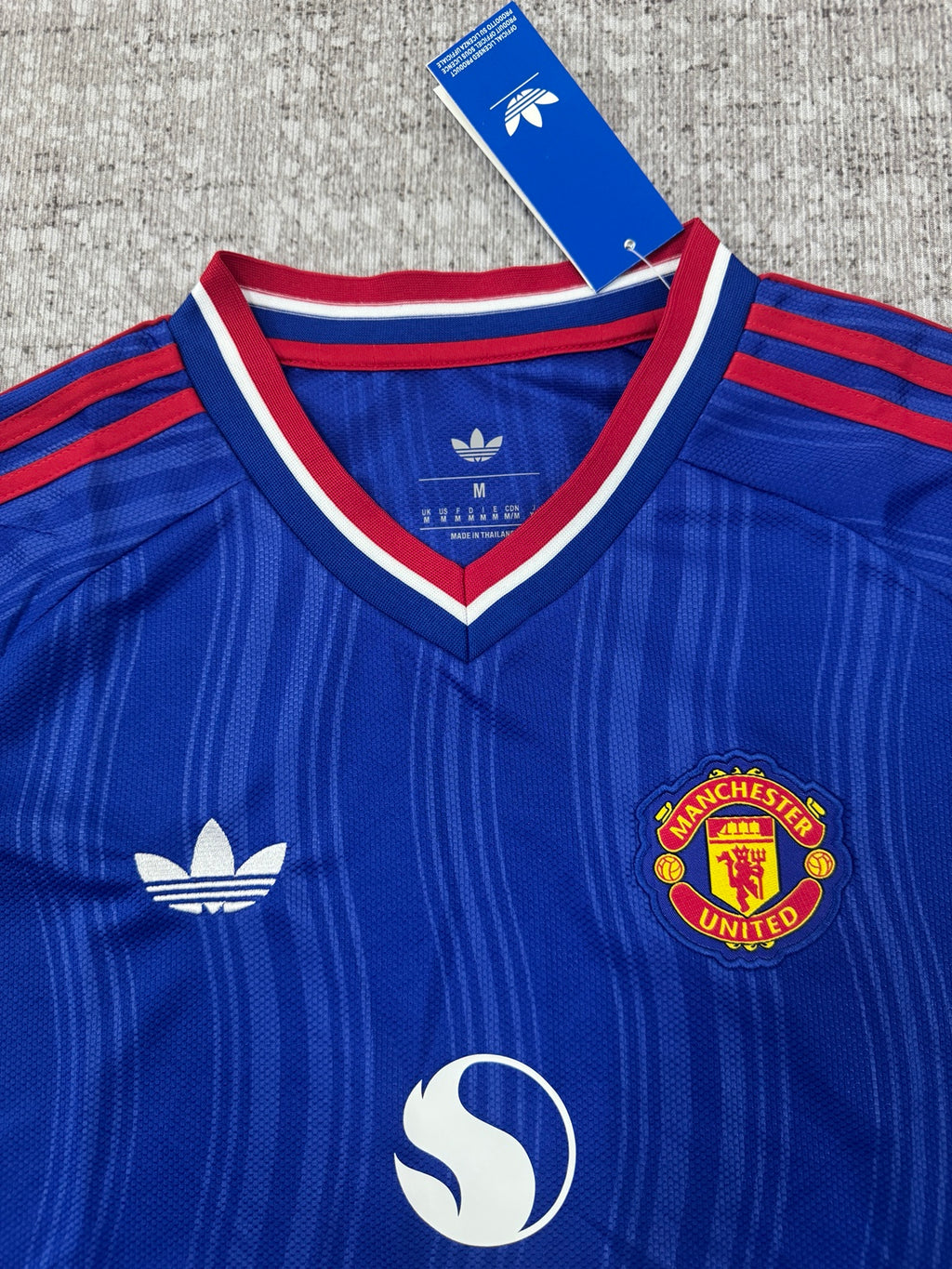 Détail col et écusson maillot Manchester United bleu