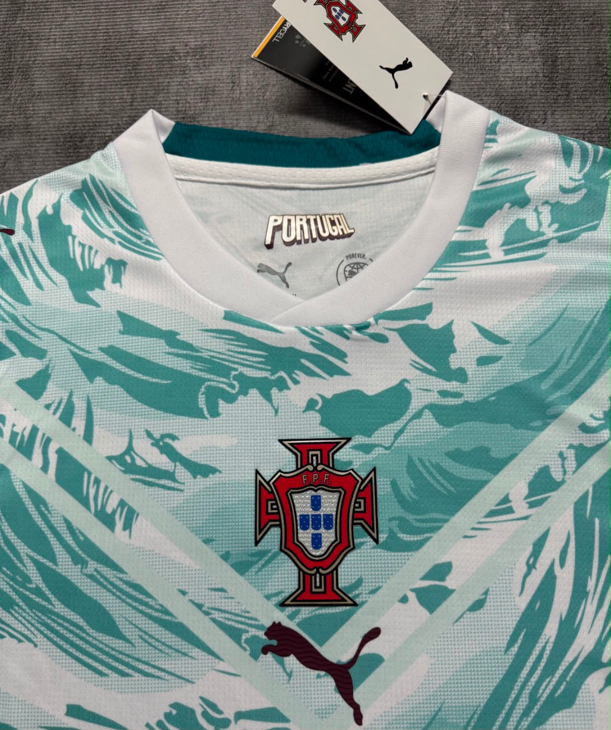 Maillot Portugal blanc et vert eau - détail écusson