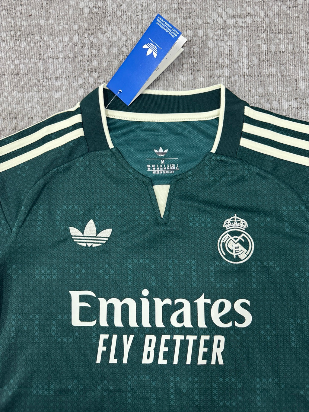Détail col et écusson maillot Real Madrid vert foncé