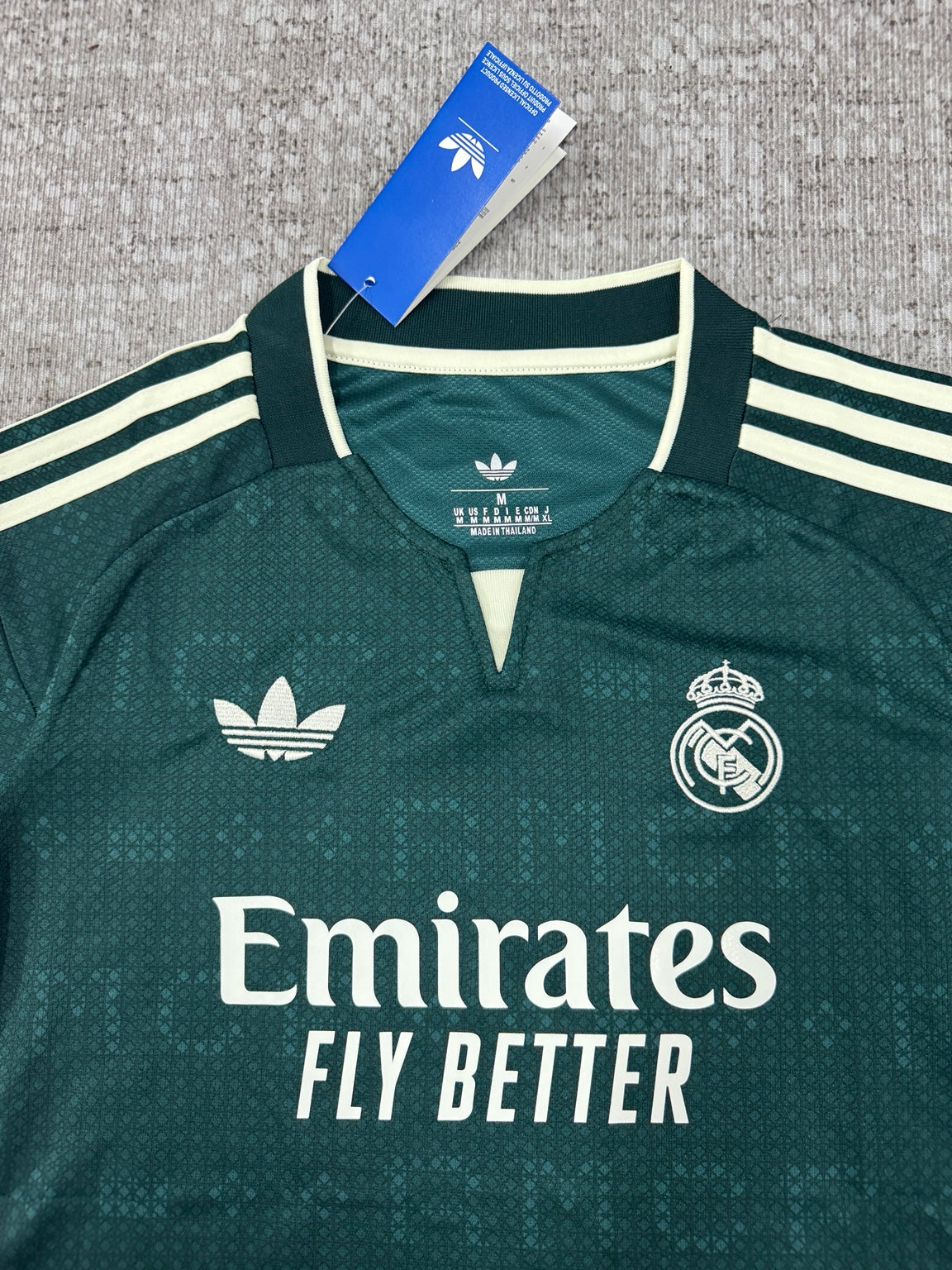 Détail col et écusson maillot Real Madrid vert foncé